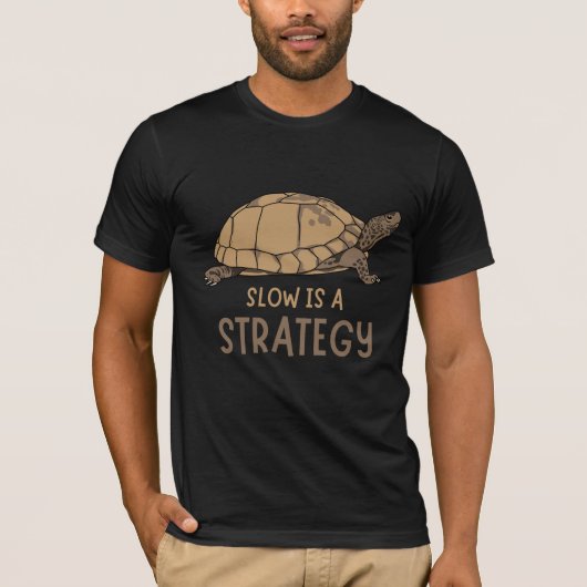 Slow Is a Strategy – Minimal Turtle Quote Design T-Shirt (Vorderseite)