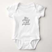 Slow Progress Is Still Progress – Calm Minimal Baby Strampler (Vorderseite)
