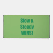 Slow & Steady WINS! Schreibtischunterlage (Vorderseite)