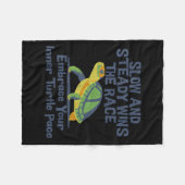 Slow Steady Wins The Race Inner Turtle Pace Funny Fleecedecke (Vorderseite (Horizontal))