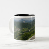 SLOWENIEN, STAJERSKA Steiermark), Celje: Zweifarbige Tasse (Vorderseite Links)