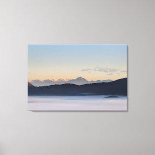 Slowenische Berge und Morgennebel im Tal Leinwanddruck
