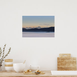 Slowenische Berge und Morgennebel im Tal Poster