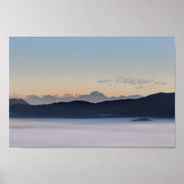 Slowenische Berge und Morgennebel im Tal Poster