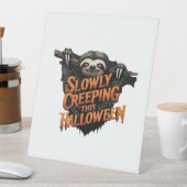 Slowly Creeping This Halloween - Creepy Sloth Clas Sockelschild (In Situ)