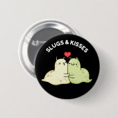 Slugs and Kisses Funny Slug Pun Dark BG Button (Vorne & Hinten)