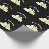 Slugs and Kisses Funny Slug Pun Dark BG Geschenkpapier (Ecke)