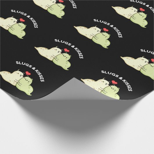 Slugs and Kisses Funny Slug Pun Dark BG Geschenkpapier (Ecke)