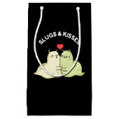 Slugs and Kisses Funny Slug Pun Dark BG Kleine Geschenktüte (Vorderseite)