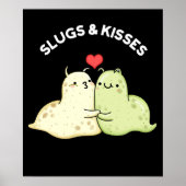 Slugs and Kisses Funny Slug Pun Dark BG Poster (Vorne)