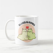 Slugs and Kisses Funny Slug Pun Kaffeetasse (Links)