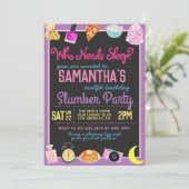 Slumber Sleepover Wer muss schlafen? Einladung (Stehend Vorderseite)