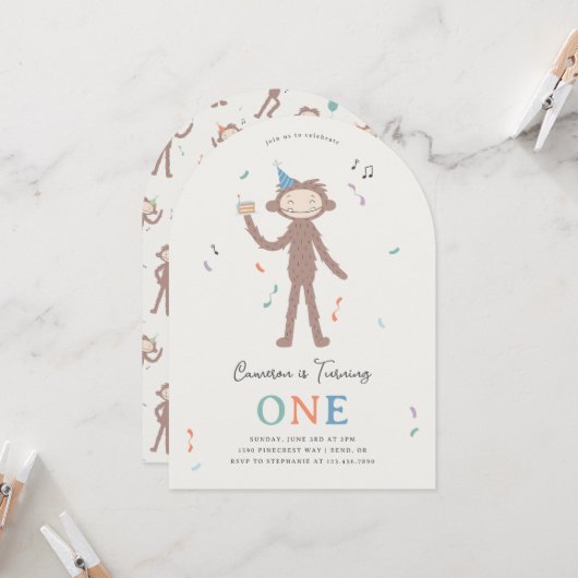 Slumberkins Bigfoot First Birthday Einladung (Vorderseite/Rückseite Beispiel)