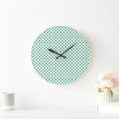 Small green polka dots on white background große wanduhr (Zuhause)