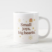 Small Joys, Big Hearts | Cozy Christmas Mug Jumbo-Tasse (Rechts)