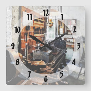 Small Lathe in Machine Shop Quadratische Wanduhr