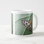 Small Magpie Moth Tasse (Vorderseite Rechts)