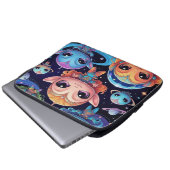 Small Multi-Coloured Aliens in Space Laptopschutzhülle (Vorne Knopf)