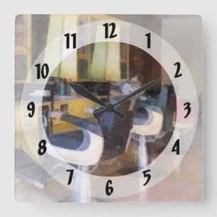 Small Town Barber Shop Quadratische Wanduhr