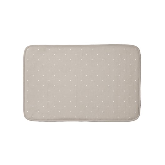 Small White Polka Dot Pattern On Cool Beige Greige Badematte (Vorderseite)