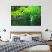 Smaragd-Stille am Gartenteich Leinwanddruck (Insitu (Schlafzimmer))