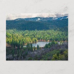 Smaragdbecken unter Bergwolken Postkarte