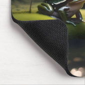 Smaragde Stille: Ein grüner Frosch am Fluss Mousepad (Ecke)