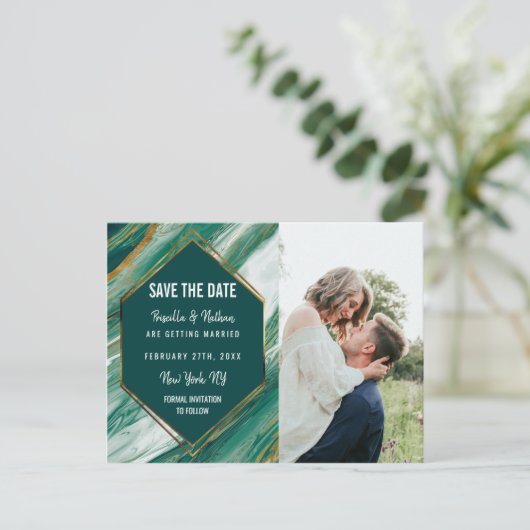 Smaragdgoldabstrakter Achat-Marmor Save the Date Ankündigungspostkarte (Stehend Vorderseite)