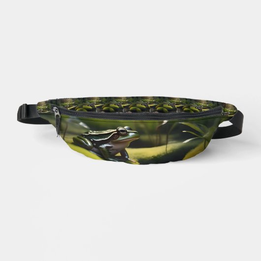 Smaragdgrüne Ruhe: Ein grüner Frosch am Fluss, Bauchtasche (Vorderseite)