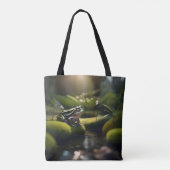 Smaragdgrüne Ruhe: Ein grüner Frosch am Fluss, Tasche (Rückseite)