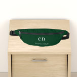 Smaragdgrüne, weiße Monogramm-Initialen Bauchtasche<br><div class="desc">Grüner Hintergrund,  weißer Text. Personalisieren und fügen Sie Ihre Monogramm-Initialen und vollständigen Namen.</div>