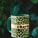 Smaragdgrüner Leopardenname Tasse<br><div class="desc">Elegant,  cool,  glamourös und feminin mit smaragdgrün und Imitaten goldenen Leopardenmuster. Personalisieren Sie Ihren Namen und fügen Sie ihn hinzu.</div>