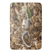 Smarald lizard Salamander auf Erden Badematte (Vorderseite Vertikal)