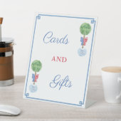 Smart Boxwood Topiary Patriotic Karten und Geschen Sockelschild (In SItu)