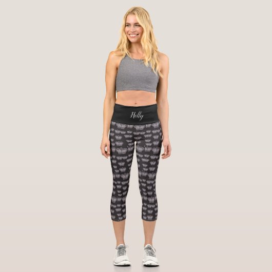 Smart Classy Gray Crowns on Black Mongrammed Capri Leggings (Vorderseite)