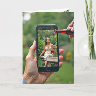 Smartphone-Frau mit Wein Karte