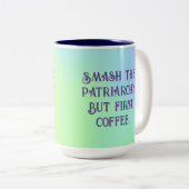 "Smash The Patriarchy. But First, Coffee." Zweifarbige Tasse (VorderseiteRechts)