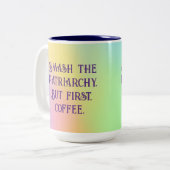 "Smash The Patriarchy. But First, Coffee." Zweifarbige Tasse (Vorderseite Links)
