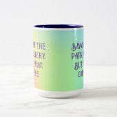 "Smash The Patriarchy. But First, Coffee." Zweifarbige Tasse (Mittel)