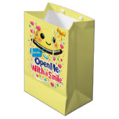 Smile Before You Open, Gift Bag Funny Mittlere Geschenktüte (Vorderseite Schrägansicht)
