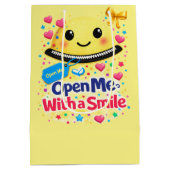 Smile Before You Open, Gift Bag Funny Mittlere Geschenktüte (Rückseite)