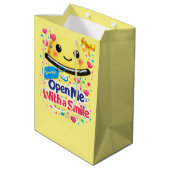 Smile Before You Open, Gift Bag Funny Mittlere Geschenktüte (Rückseite Schrägansicht)