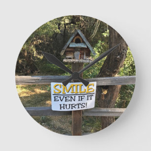 Smile Even if it Hurts, Funny Sign Runde Wanduhr