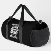 Smile-Grind-Gymnastik-Zitat mit weißem Text Duffle Bag (Rechte Ecke)