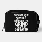 Smile-Grind-Gymnastik-Zitat mit weißem Text Waschbeutel (Rückseite)