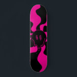 Smile Melt - Magenta und Schwarz Skateboard<br><div class="desc">Skateboard schmelzen in magenta und schwarz inspiriert durch die 90er und Y2K Ästhetik. Dieses Skateboard wäre ein großartiges Geschenk für jeden Skater mit modernen Retro-Vibes und einem schmelzenden Gesicht,  das es trendig und lustig macht.</div>