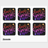 Smile Sparkle Shine Schwarz mehrfarbiges Zitat Quadratischer Aufkleber (Blatt)