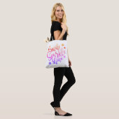 Smile Sparkle und Shine Moderner Regenbogentext Tasche (Am Model)