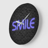 SMILE Text in Neonleuchten auf Backstein Große Wanduhr (Winkel)