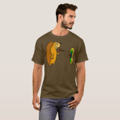 Smilenowtees Funny Igel Throwing Darts T-Shirt (Vorne ganz)